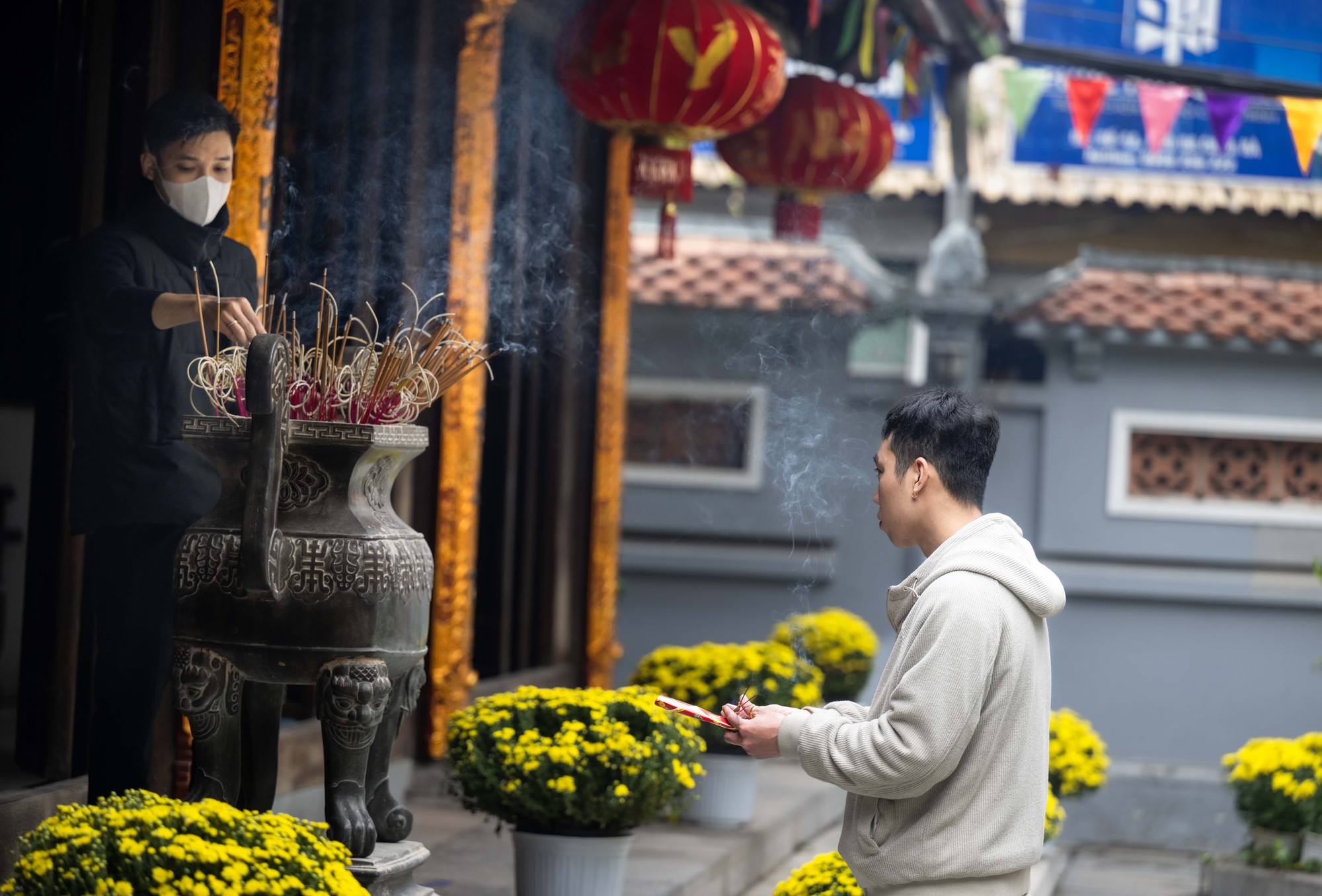 Một ngôi chùa ở Hà Nội đông nghẹt dịp Valentine, có người bay từ TP.HCM ra để xin "thoát ế"- Ảnh 2. Một ngôi chùa ở Hà Nội đông nghẹt dịp Valentine, có người bay từ TP.HCM ra để xin "thoát ế"- Ảnh 2.