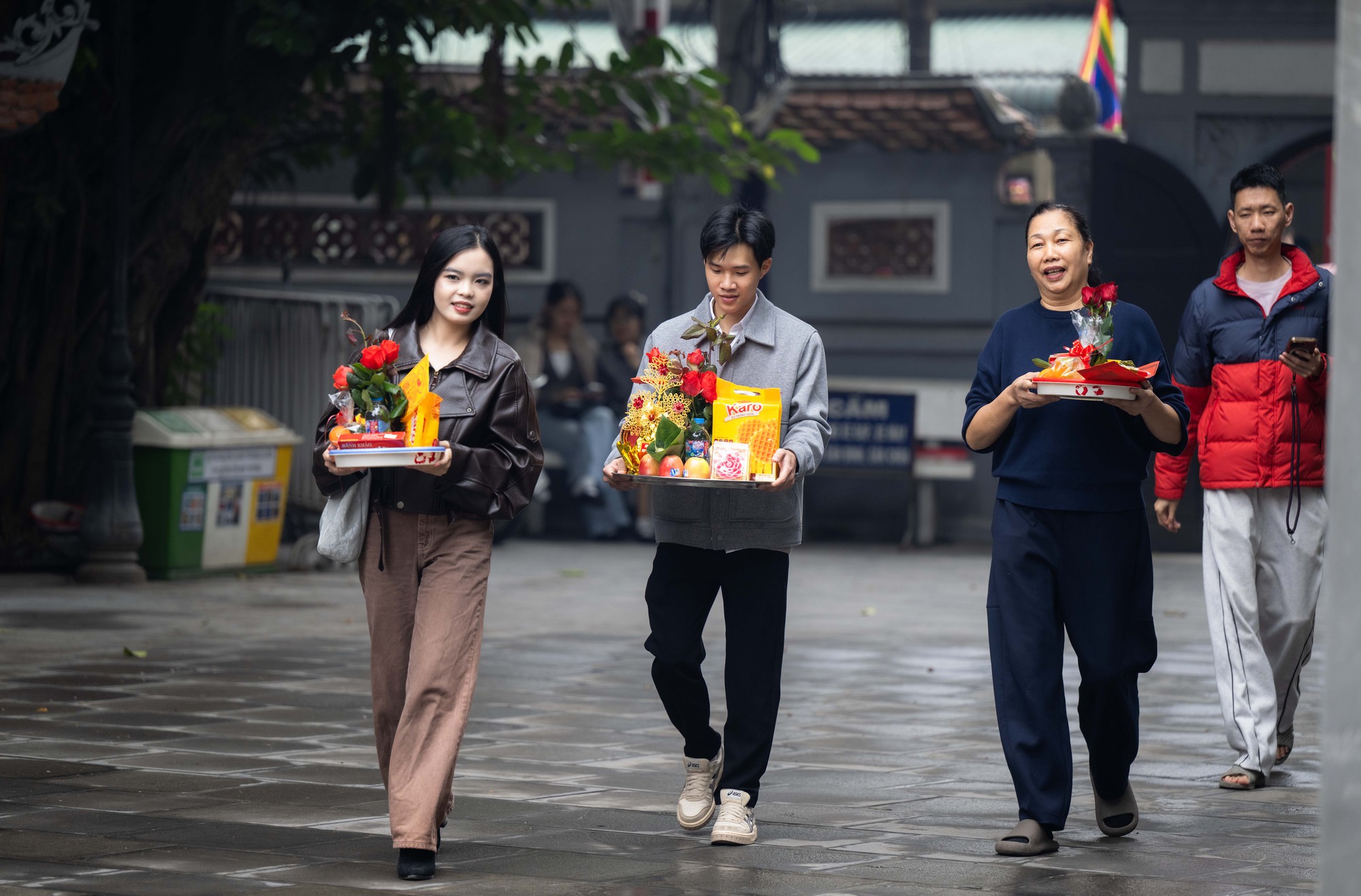 Một ngôi chùa ở Hà Nội đông nghẹt dịp Valentine, có người bay từ TP.HCM ra để xin "thoát ế"- Ảnh 5. Một ngôi chùa ở Hà Nội đông nghẹt dịp Valentine, có người bay từ TP.HCM ra để xin "thoát ế"- Ảnh 5.