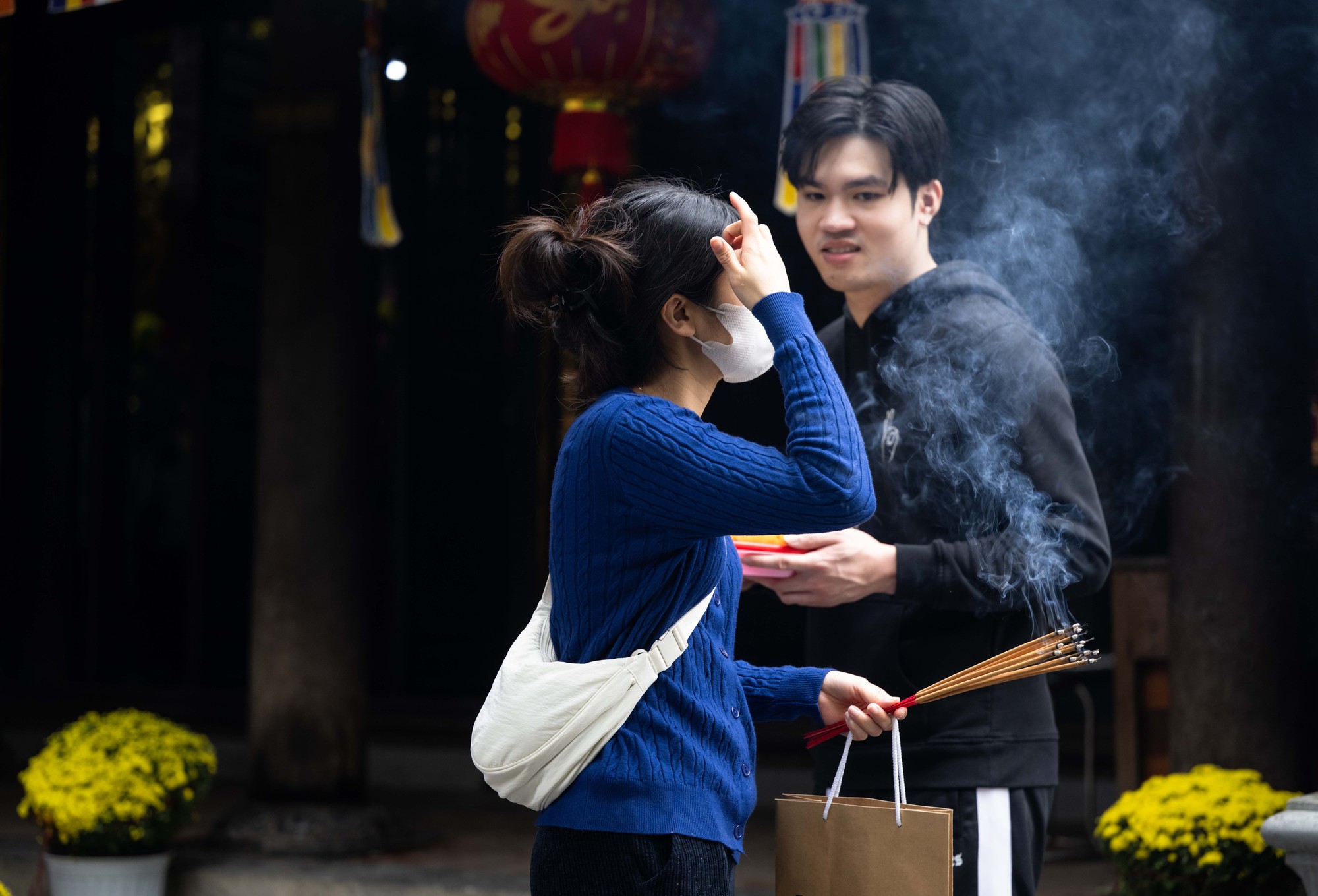 Một ngôi chùa ở Hà Nội đông nghẹt dịp Valentine, có người bay từ TP.HCM ra để xin "thoát ế"- Ảnh 7. Một ngôi chùa ở Hà Nội đông nghẹt dịp Valentine, có người bay từ TP.HCM ra để xin "thoát ế"- Ảnh 7.