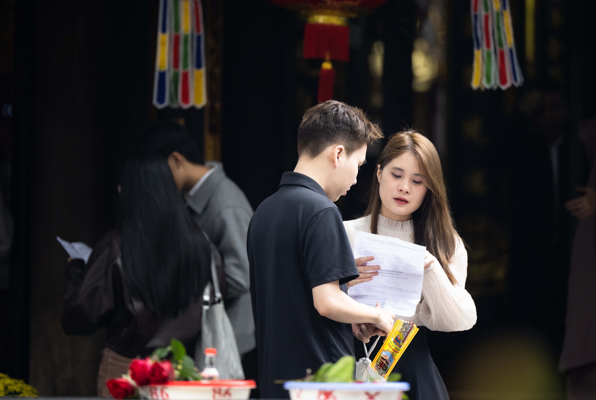 Một ngôi chùa ở Hà Nội đông nghẹt dịp Valentine, có người bay từ TP.HCM ra để xin "thoát ế"- Ảnh 11. Một ngôi chùa ở Hà Nội đông nghẹt dịp Valentine, có người bay từ TP.HCM ra để xin "thoát ế"- Ảnh 11.