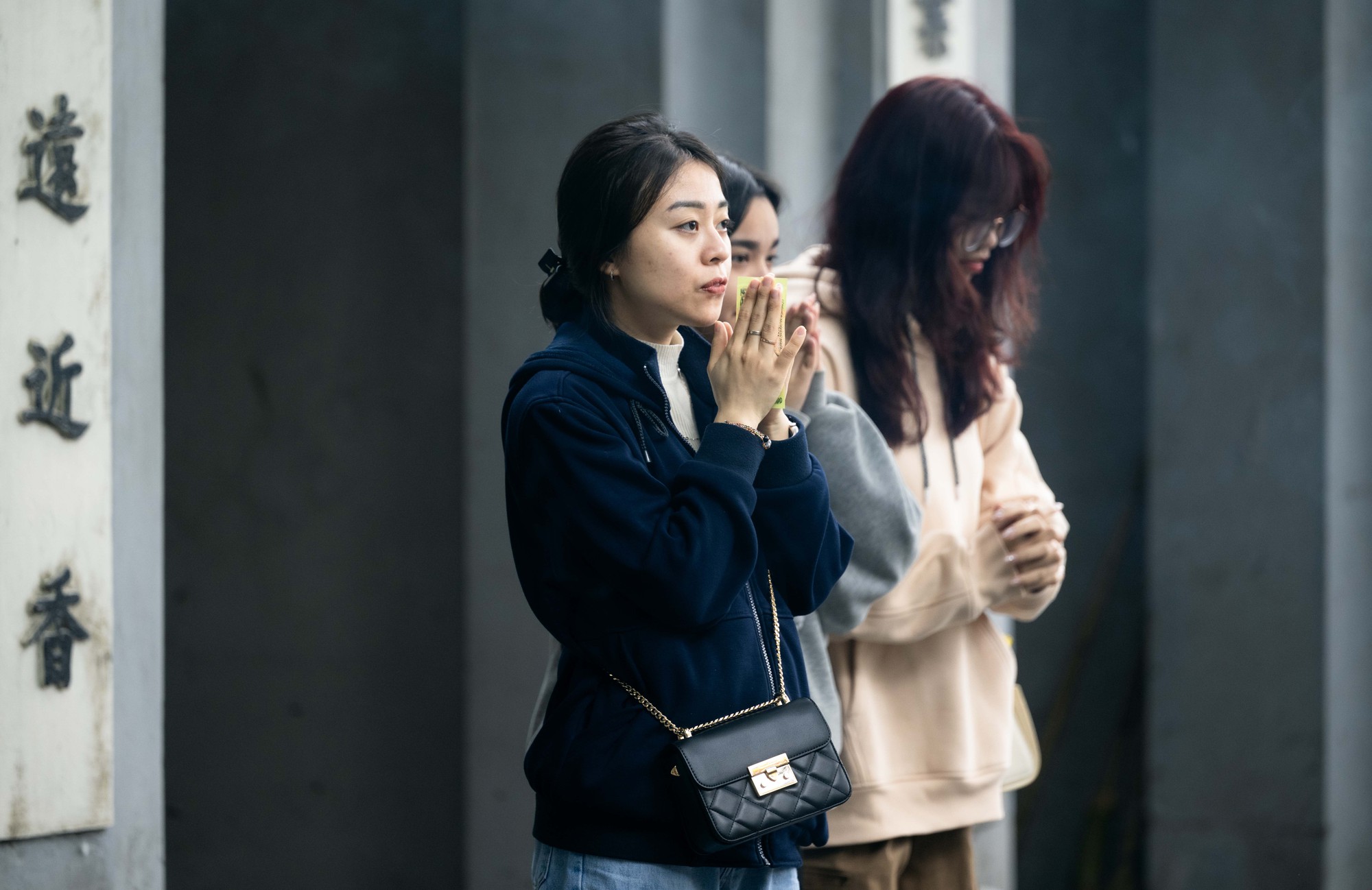 Một ngôi chùa ở Hà Nội đông nghẹt dịp Valentine, có người bay từ TP.HCM ra để xin "thoát ế"- Ảnh 9. Một ngôi chùa ở Hà Nội đông nghẹt dịp Valentine, có người bay từ TP.HCM ra để xin "thoát ế"- Ảnh 9.