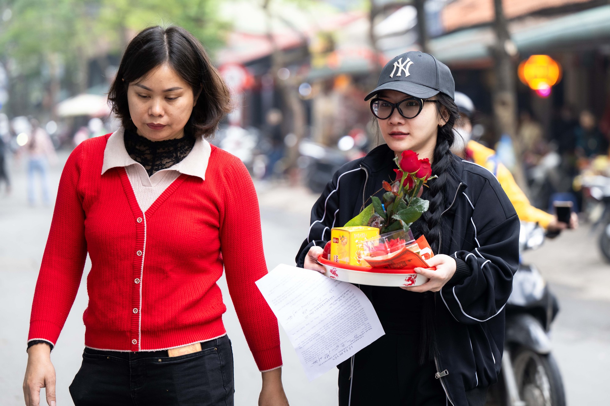 Một ngôi chùa ở Hà Nội đông nghẹt dịp Valentine, có người bay từ TP.HCM ra để xin "thoát ế"- Ảnh 13. Một ngôi chùa ở Hà Nội đông nghẹt dịp Valentine, có người bay từ TP.HCM ra để xin "thoát ế"- Ảnh 13.