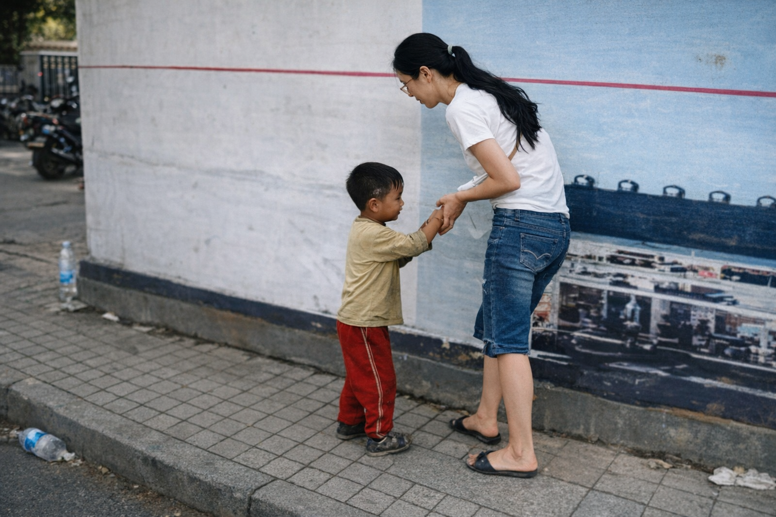 Cậu b&eacute; ăn xin ở ch&acirc;n cầu vượt nhận một người phụ nữ l&agrave; mẹ nhưng đối phương chối đ&acirc;y đẩy, cảnh s&aacute;t quả quyết: "Chị l&agrave;m rất đ&uacute;ng"- Ảnh 1.