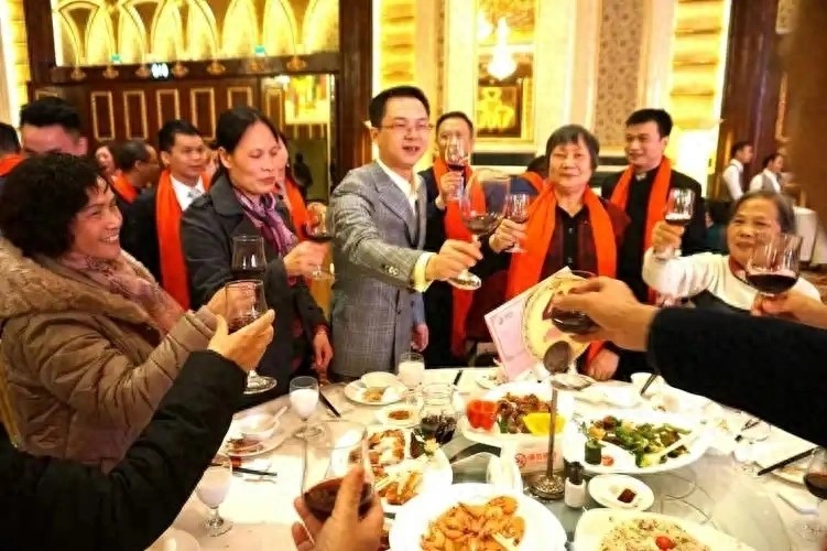 &Ocirc;ng chủ than ngh&egrave;o, hủy thưởng Tết, 5 nh&acirc;n vi&ecirc;n bức x&uacute;c nghỉ việc: Ng&agrave;y l&agrave;m việc cuối c&ugrave;ng những người ở lại nhận 1 tin nhắn m&agrave; ngỡ ng&agrave;ng- Ảnh 1.