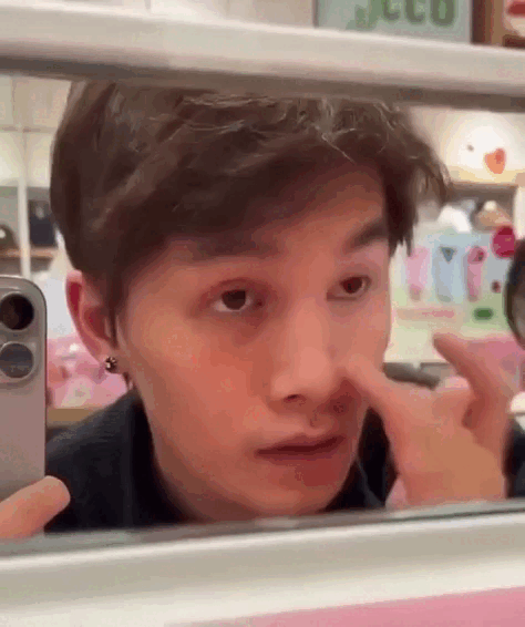 Clip 15 giây của một chàng trai khiến cõi mạng tất tả tìm info- Ảnh 2. Clip 15 giây của một chàng trai khiến cõi mạng tất tả tìm info- Ảnh 2.