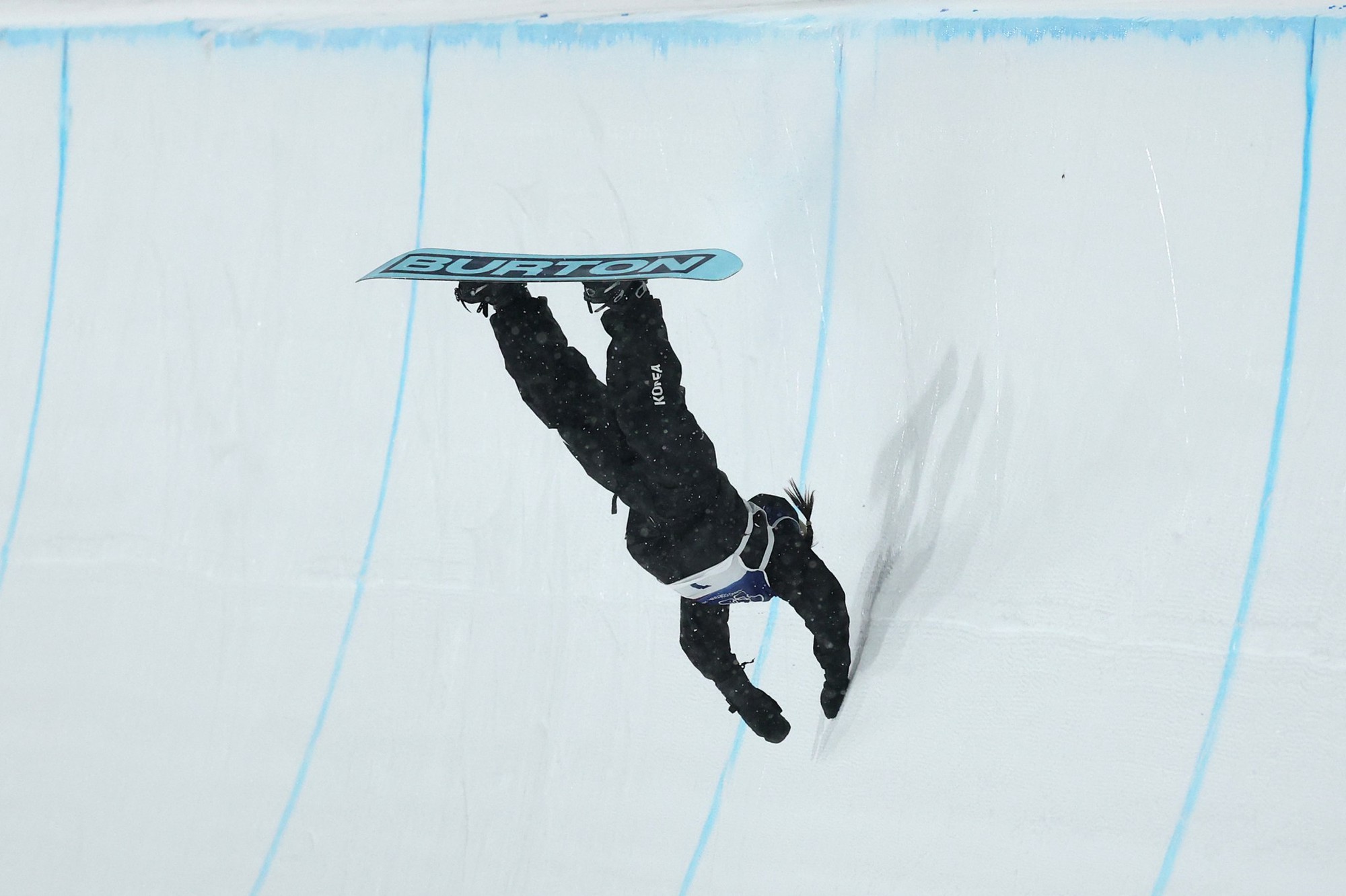 Drama Olympic: Th&oacute;t tim khoảnh khắc nữ thần 17 tuổi nằm bất động sau c&uacute; ng&atilde; cực mạnh, c&uacute; twist sau đ&oacute; mới "đủ wow"- Ảnh 2.