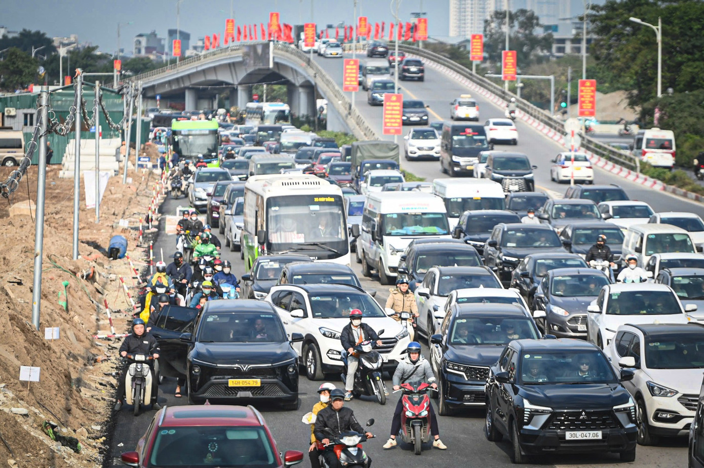 H&agrave; Nội s&aacute;ng 27 Tết: D&ograve;ng người nh&iacute;ch từng m&eacute;t rời cửa ng&otilde; Thủ đ&ocirc;- Ảnh 7.