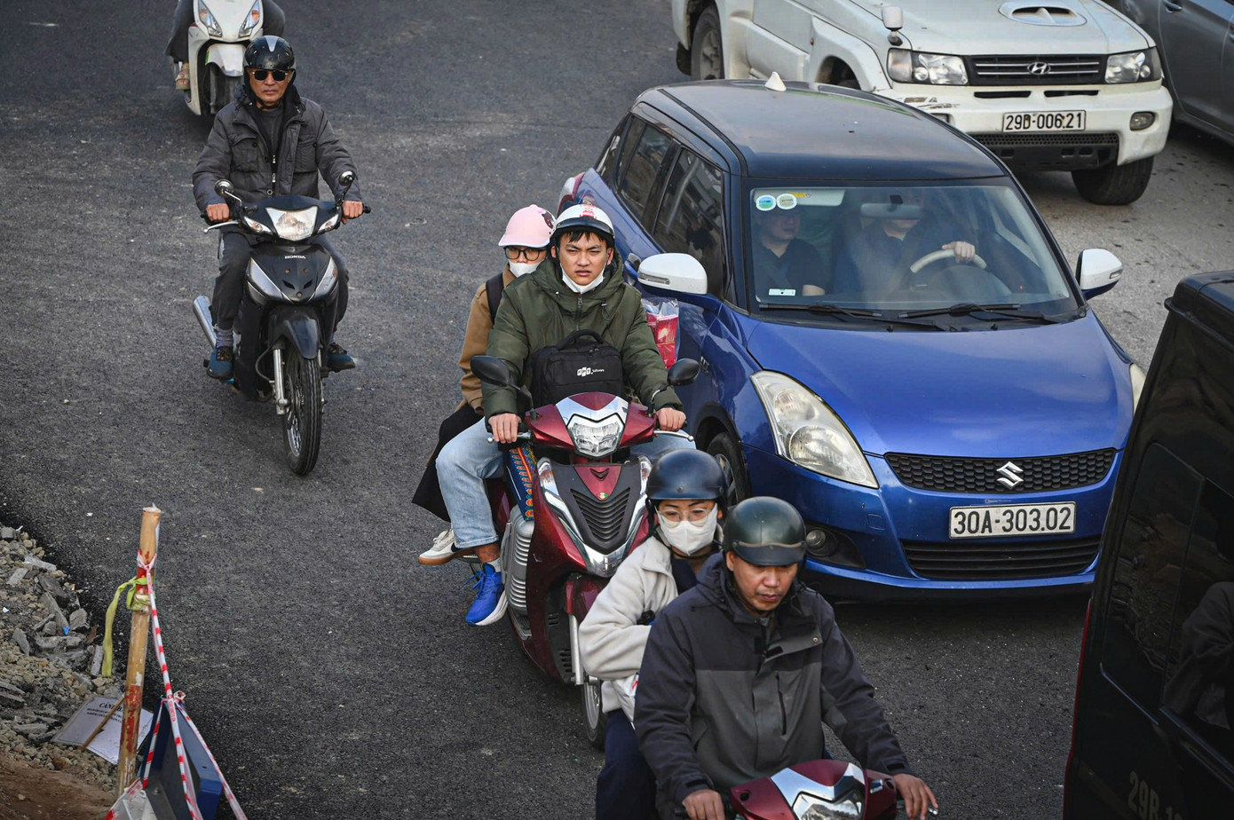 H&agrave; Nội s&aacute;ng 27 Tết: D&ograve;ng người nh&iacute;ch từng m&eacute;t rời cửa ng&otilde; Thủ đ&ocirc;- Ảnh 9.