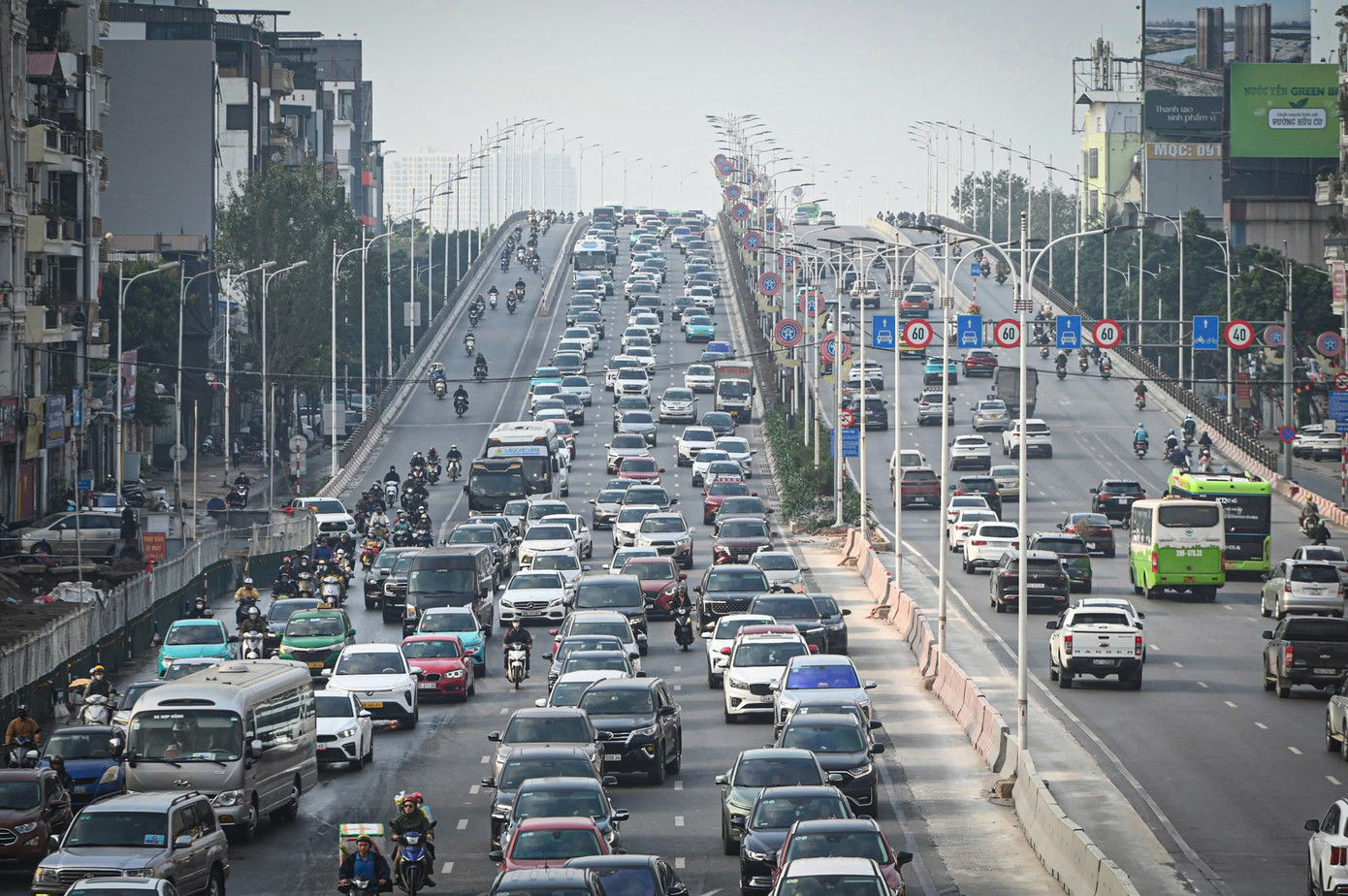 H&agrave; Nội s&aacute;ng 27 Tết: D&ograve;ng người nh&iacute;ch từng m&eacute;t rời cửa ng&otilde; Thủ đ&ocirc;- Ảnh 10.