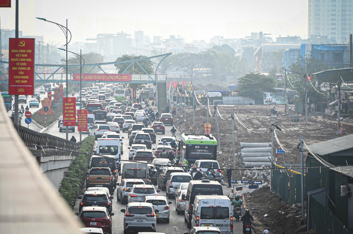 H&agrave; Nội s&aacute;ng 27 Tết: D&ograve;ng người nh&iacute;ch từng m&eacute;t rời cửa ng&otilde; Thủ đ&ocirc;- Ảnh 8.