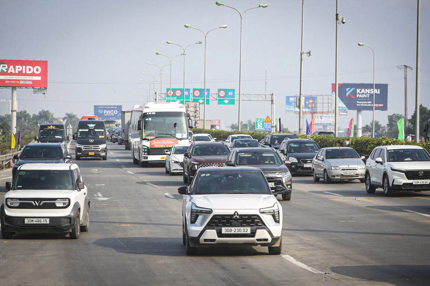 H&agrave; Nội s&aacute;ng 27 Tết: D&ograve;ng người nh&iacute;ch từng m&eacute;t rời cửa ng&otilde; Thủ đ&ocirc;- Ảnh 5.