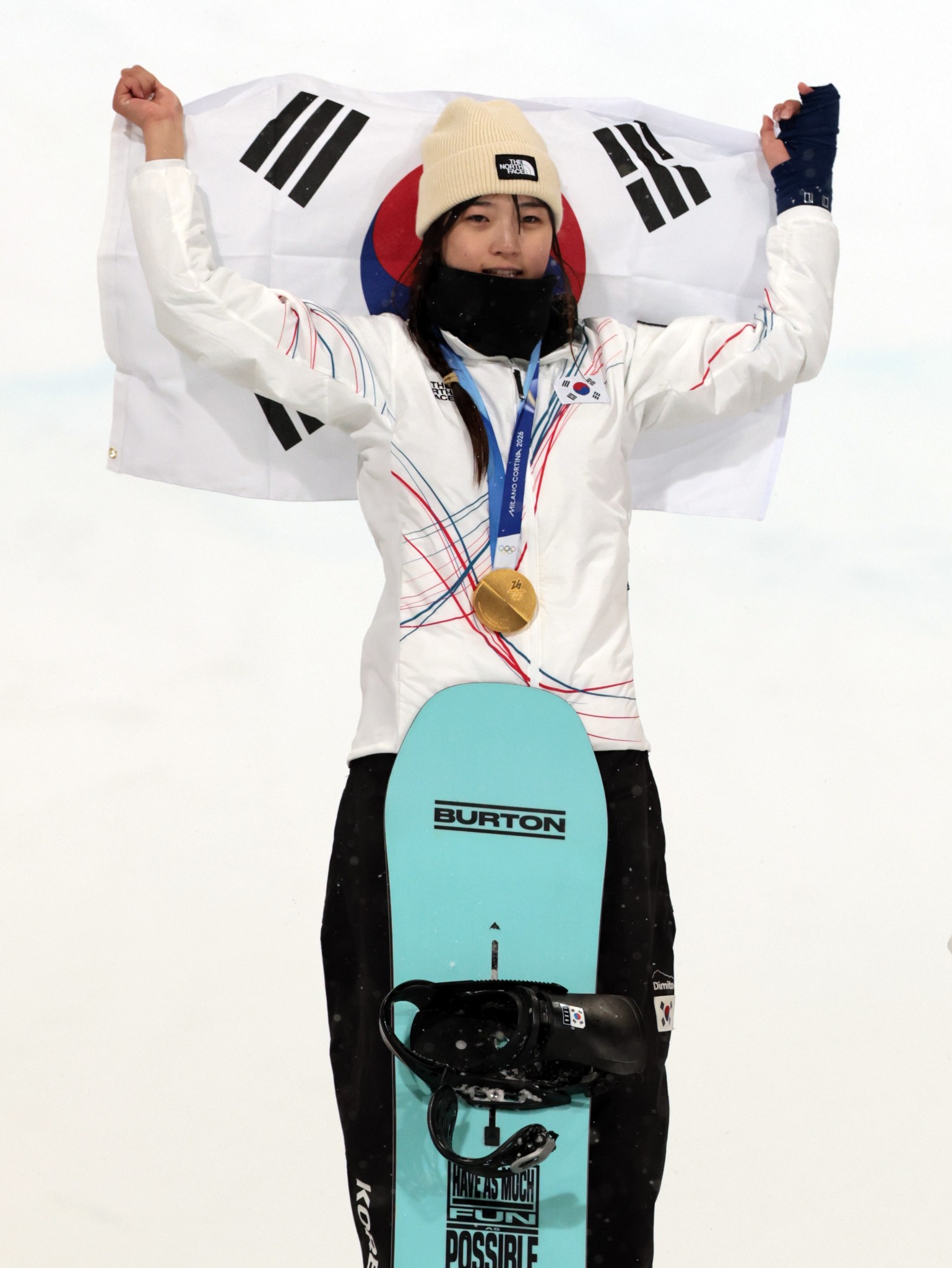 Drama Olympic: Th&oacute;t tim khoảnh khắc nữ thần 17 tuổi nằm bất động sau c&uacute; ng&atilde; cực mạnh, c&uacute; twist sau đ&oacute; mới "đủ wow"- Ảnh 3.