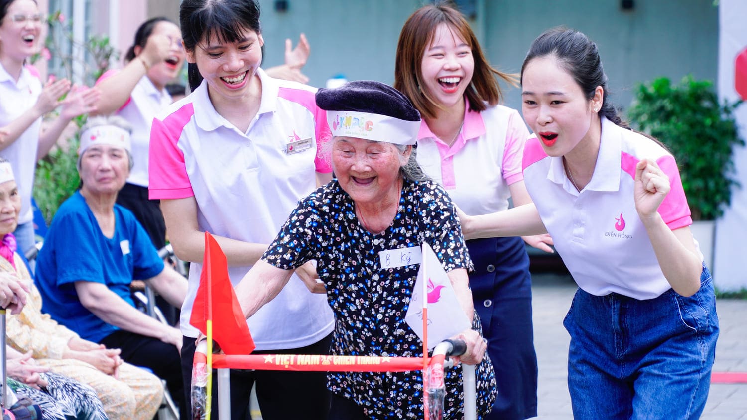 B&ecirc;n trong viện dưỡng l&atilde;o cao cấp ở Thủ đ&ocirc;: S&aacute;ng tập dưỡng sinh, chiều trị liệu, tối h&aacute;t karaoke- Ảnh 2.