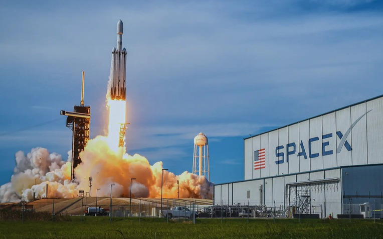 Bầu trời đang rực ch&aacute;y: Sự thật đen tối về cơn mưa x&aacute;c vệ tinh Starlink- Ảnh 1.