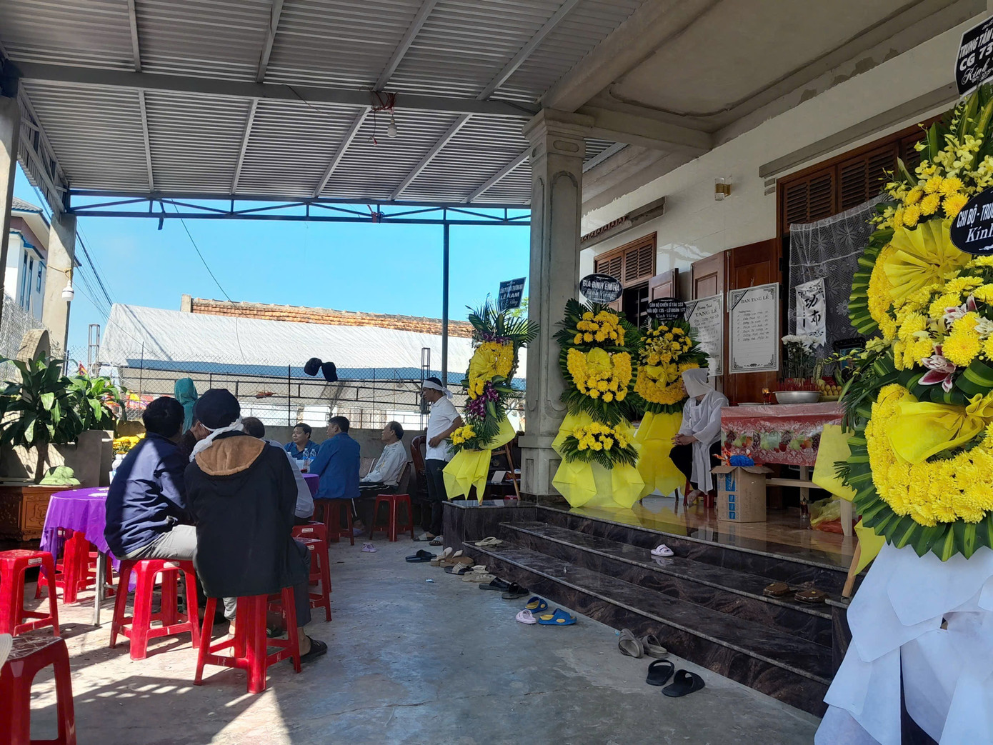 Trang ho&agrave;ng nh&agrave; cửa đ&oacute;n Tết, một người ở Quảng Trị tử vong- Ảnh 1.