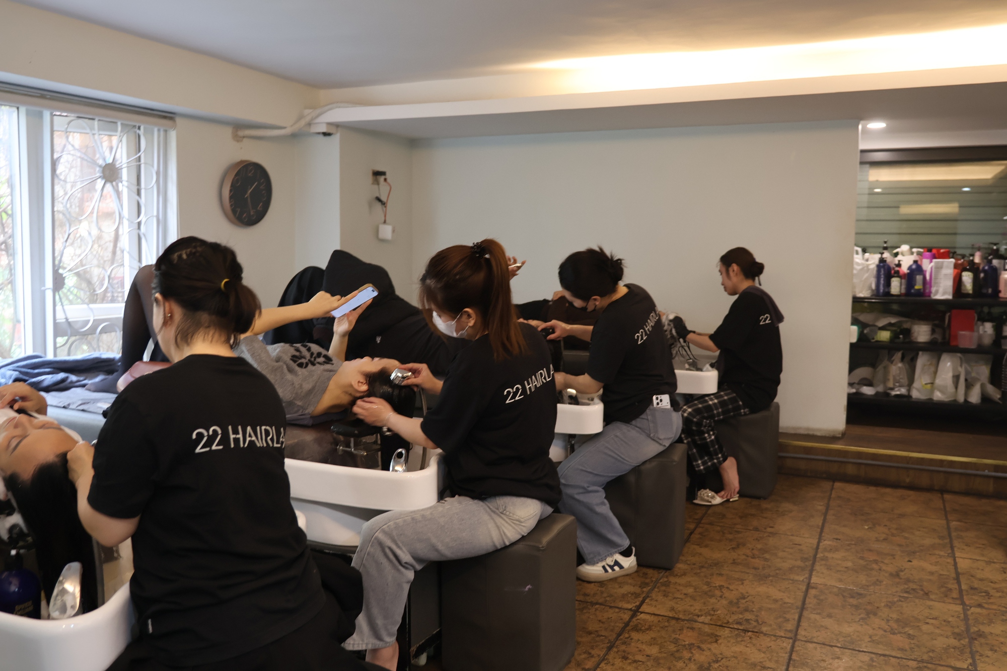 Gội đầu ở Việt Nam đỉnh như 1 m&ocirc;n nghệ thuật: Kỳ c&ocirc;ng, b&agrave;i bản, cả thế giới kh&ocirc;ng sao ch&eacute;p nổi- Ảnh 4.