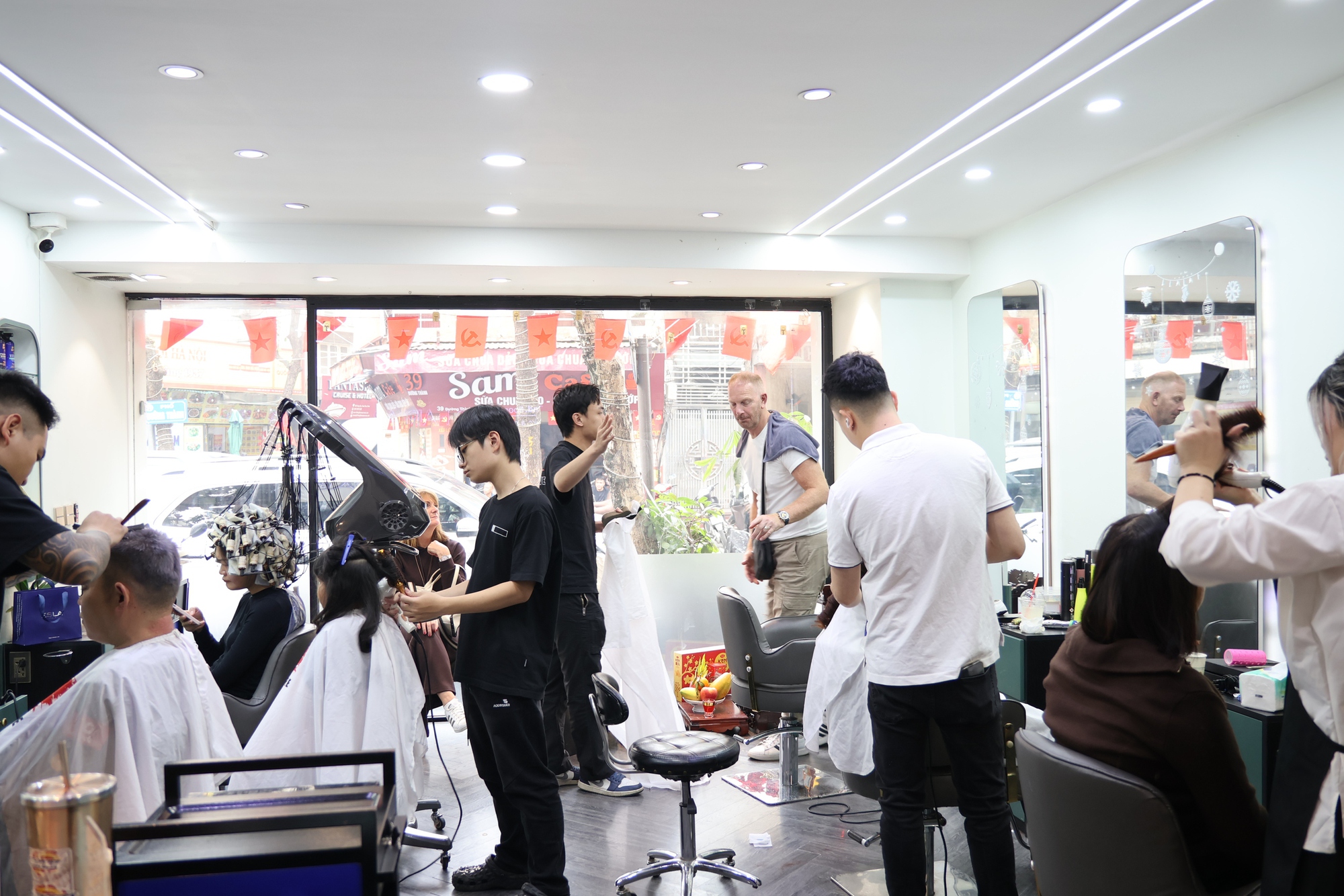 Gội đầu ở Việt Nam đỉnh như 1 m&ocirc;n nghệ thuật: Kỳ c&ocirc;ng, b&agrave;i bản, cả thế giới kh&ocirc;ng sao ch&eacute;p nổi- Ảnh 5.