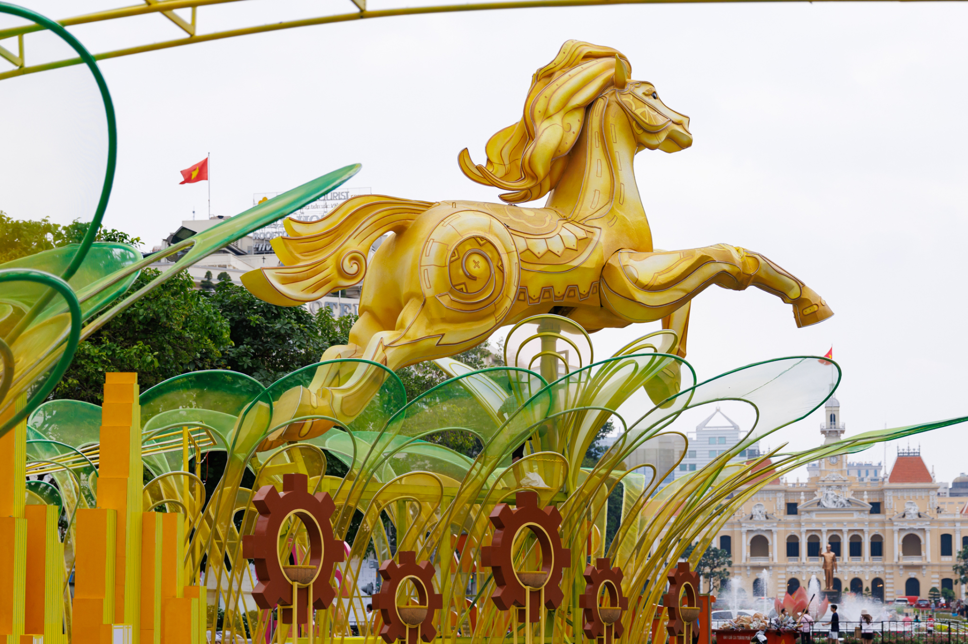 "Đại chiến" 3 đường hoa hot nhất TPHCM năm nay: Ngựa th&eacute;p 2 tỷ nặng 5 tấn liệu c&oacute; khiến tượng đ&agrave;i 11m ở Nguyễn Huệ phải d&egrave; chừng?- Ảnh 2.