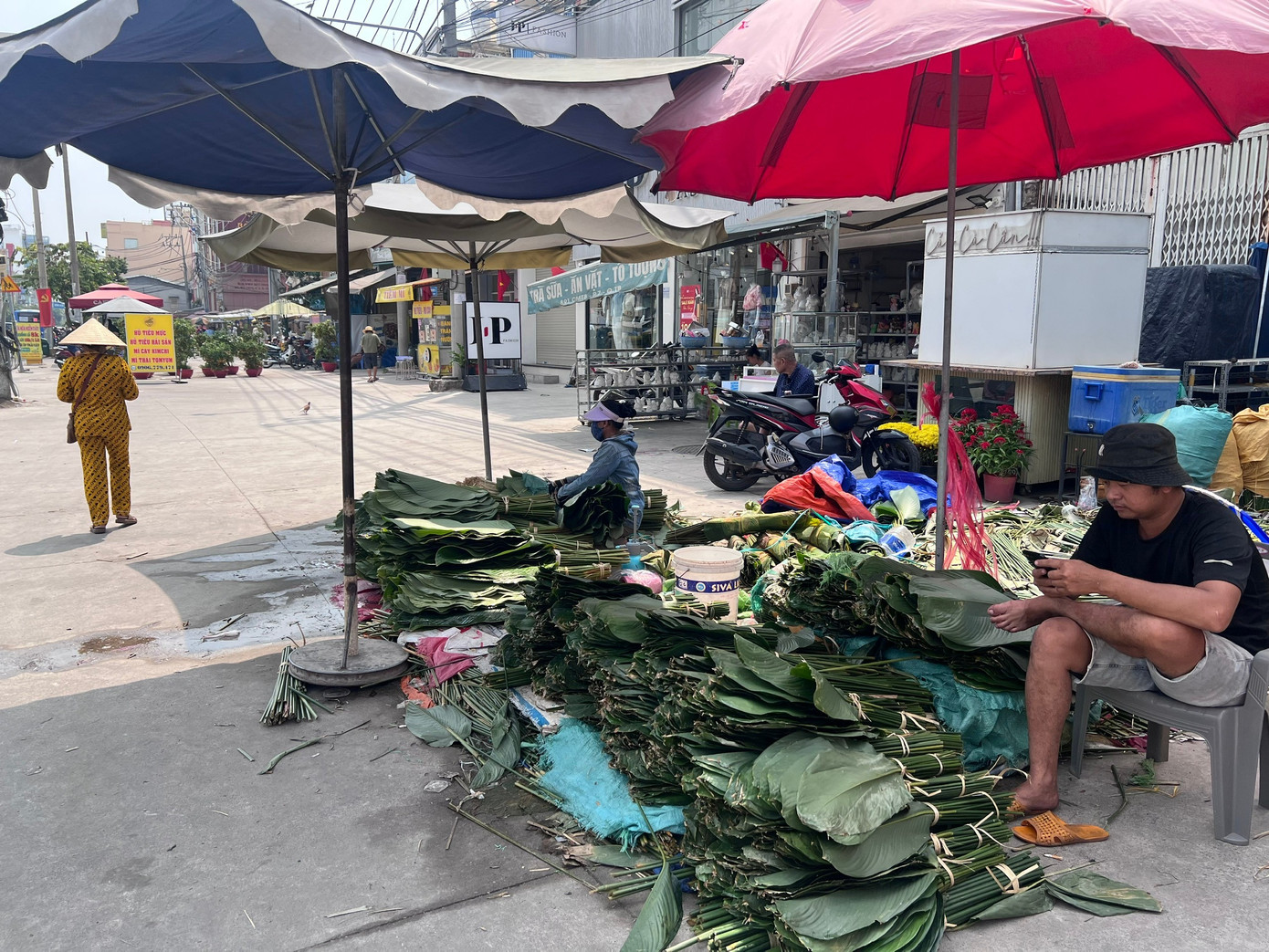 Ngỡ ng&agrave;ng với chợ l&aacute; dong 'mỗi năm mở một lần' ở TPHCM- Ảnh 10.