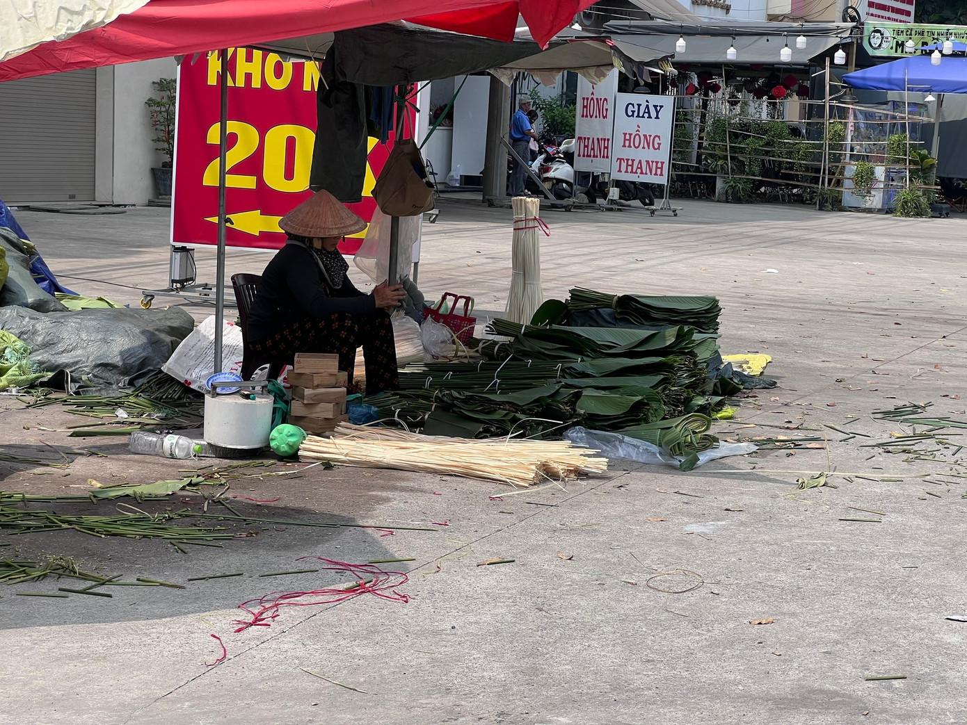 Ngỡ ng&agrave;ng với chợ l&aacute; dong 'mỗi năm mở một lần' ở TPHCM- Ảnh 12.