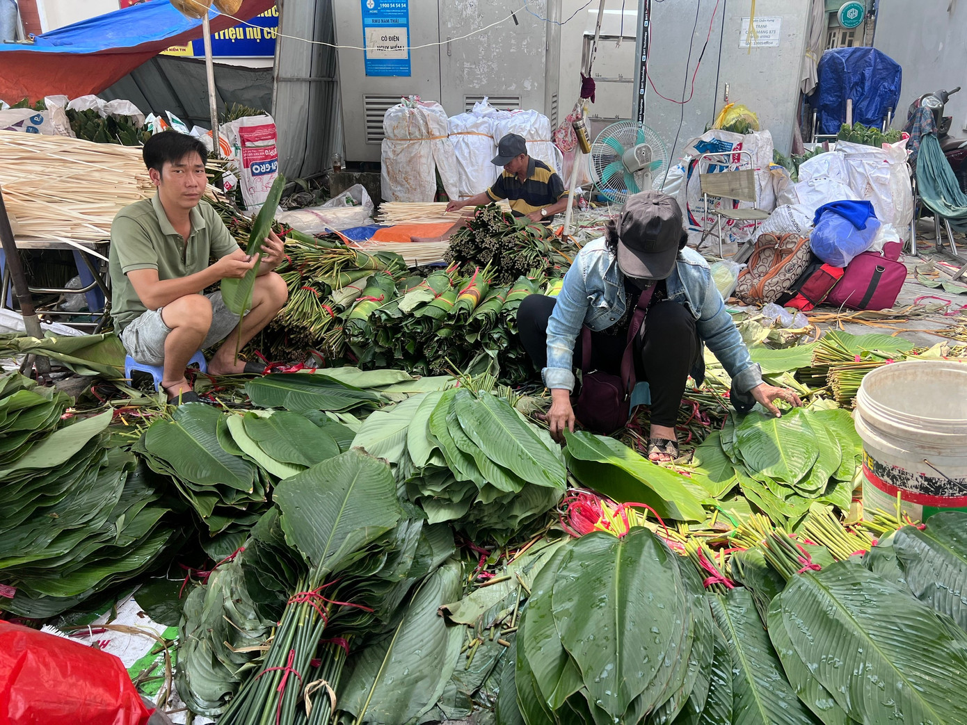Ngỡ ng&agrave;ng với chợ l&aacute; dong 'mỗi năm mở một lần' ở TPHCM- Ảnh 6.