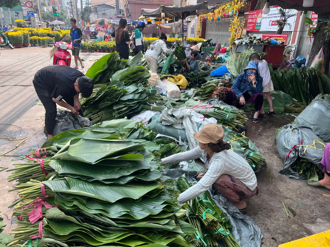 Ngỡ ng&agrave;ng với chợ l&aacute; dong 'mỗi năm mở một lần' ở TPHCM- Ảnh 2.