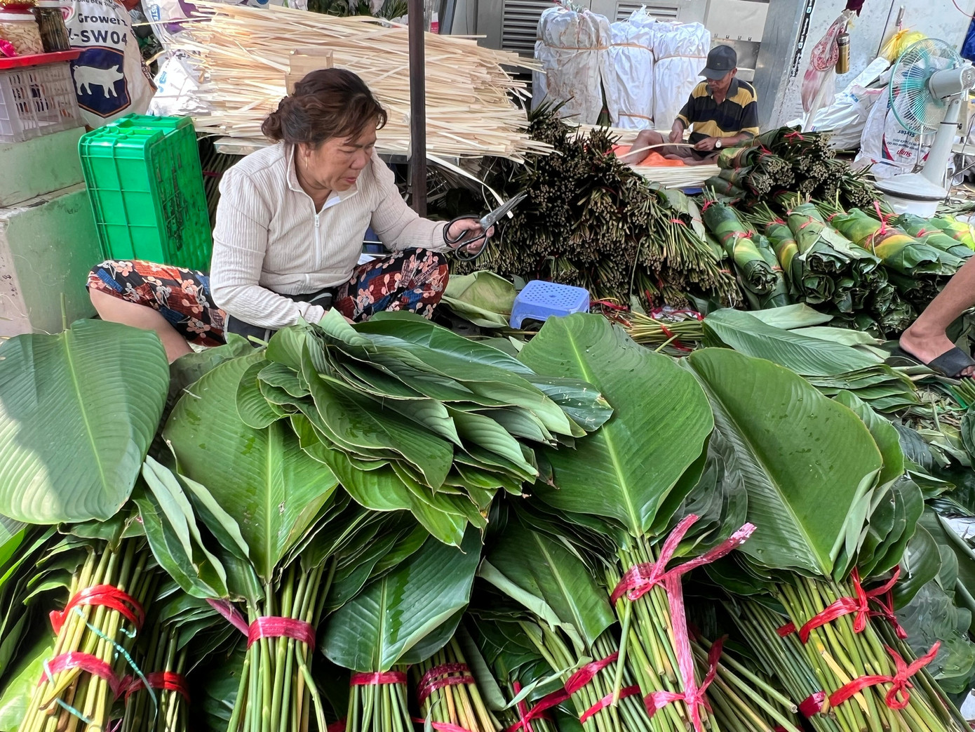 Ngỡ ng&agrave;ng với chợ l&aacute; dong 'mỗi năm mở một lần' ở TPHCM- Ảnh 8.