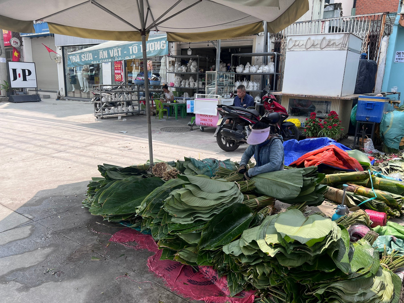 Ngỡ ng&agrave;ng với chợ l&aacute; dong 'mỗi năm mở một lần' ở TPHCM- Ảnh 13.