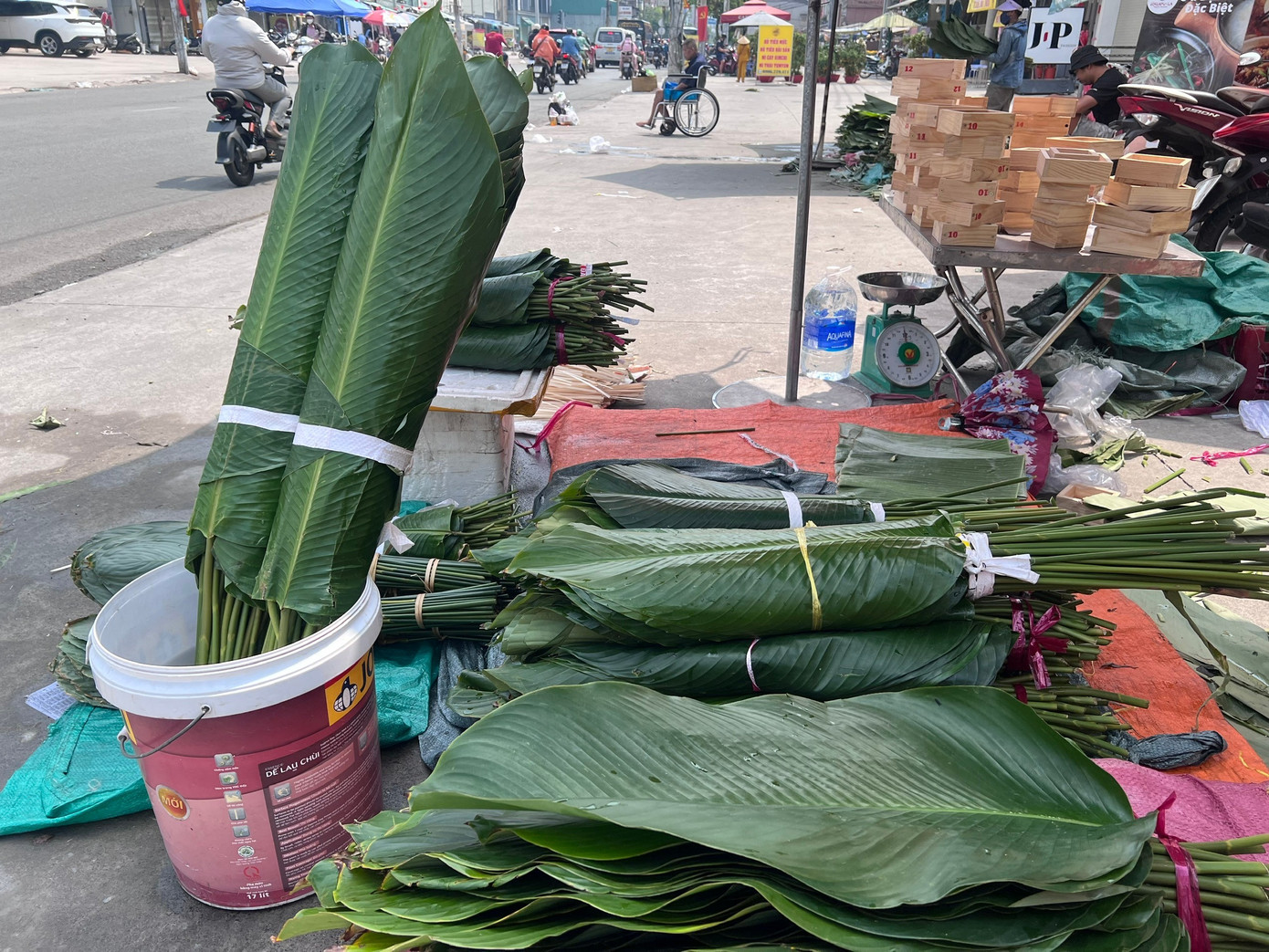 Ngỡ ng&agrave;ng với chợ l&aacute; dong 'mỗi năm mở một lần' ở TPHCM- Ảnh 4.