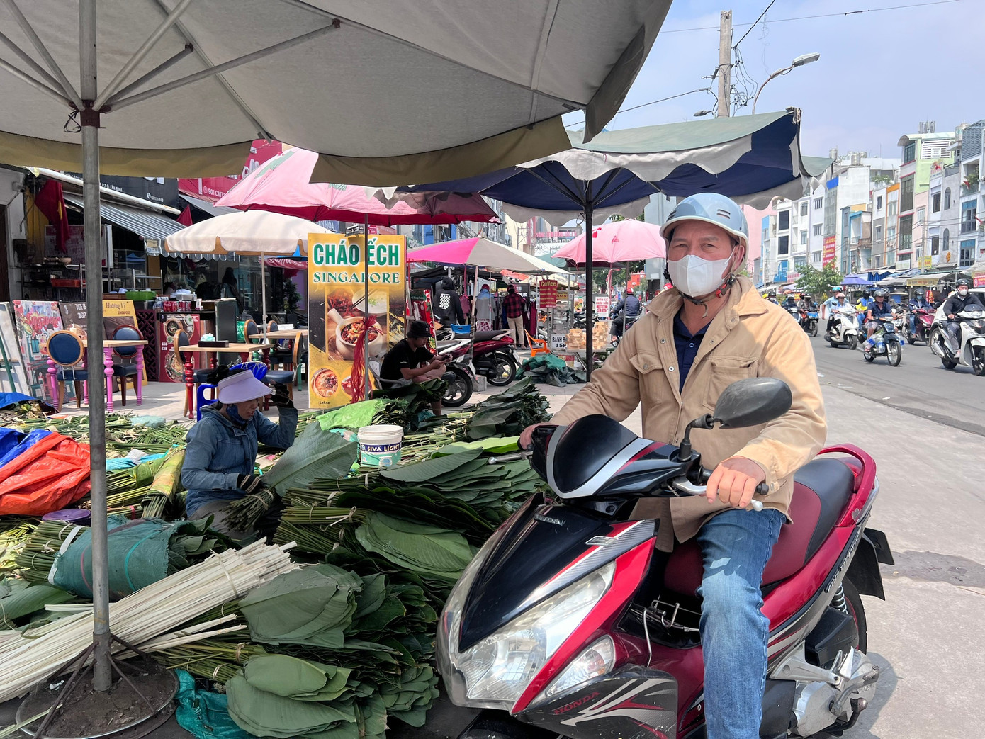 Ngỡ ng&agrave;ng với chợ l&aacute; dong 'mỗi năm mở một lần' ở TPHCM- Ảnh 14.