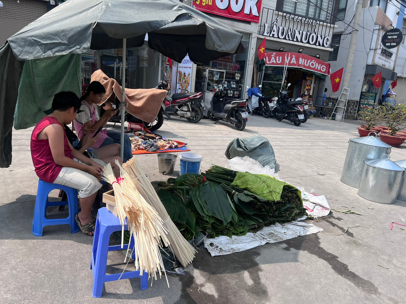 Ngỡ ng&agrave;ng với chợ l&aacute; dong 'mỗi năm mở một lần' ở TPHCM- Ảnh 11.