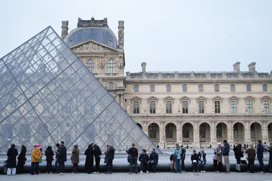 Ph&aacute;p phanh phui mạng lưới gian lận v&eacute; k&eacute;o d&agrave;i 10 năm tại bảo t&agrave;ng Louvre- Ảnh 1.