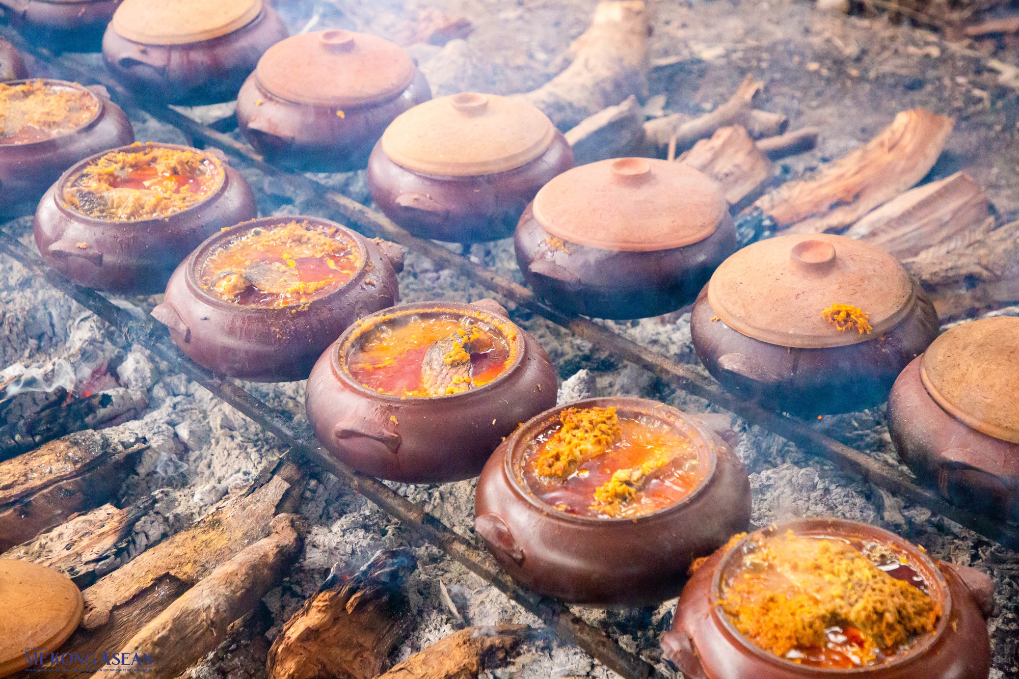 Cảnh tượng ngay l&uacute;c n&agrave;y tại một ng&ocirc;i l&agrave;ng nằm ven s&ocirc;ng Hồng: Nghi ng&uacute;t kh&oacute;i cả ng&agrave;y lẫn đ&ecirc;m- Ảnh 2.