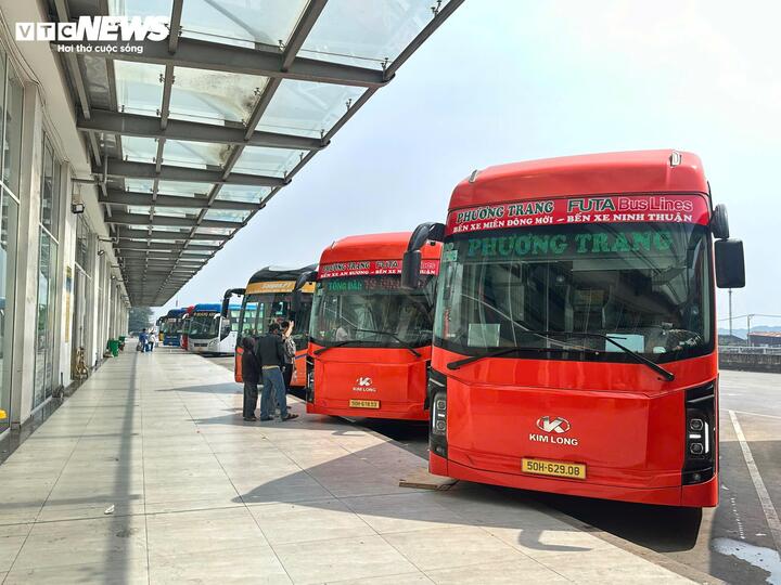 Cảnh kh&aacute;c lạ: Cửa ng&otilde; TP.HCM th&ocirc;ng tho&aacute;ng bất ngờ ng&agrave;y 27 Tết- Ảnh 11.