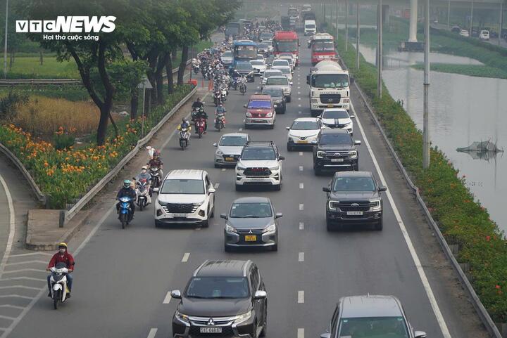 Cảnh kh&aacute;c lạ: Cửa ng&otilde; TP.HCM th&ocirc;ng tho&aacute;ng bất ngờ ng&agrave;y 27 Tết- Ảnh 13.