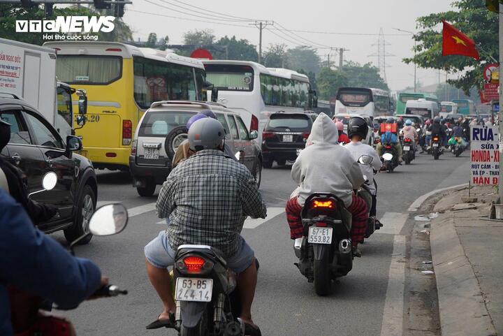 Cảnh kh&aacute;c lạ: Cửa ng&otilde; TP.HCM th&ocirc;ng tho&aacute;ng bất ngờ ng&agrave;y 27 Tết- Ảnh 15.