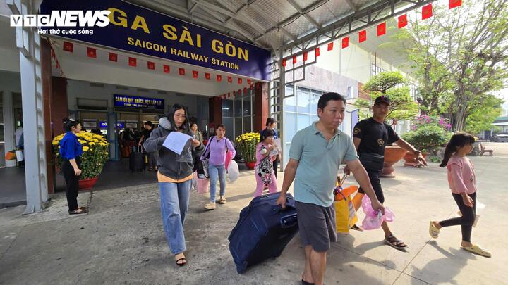 Cảnh kh&aacute;c lạ: Cửa ng&otilde; TP.HCM th&ocirc;ng tho&aacute;ng bất ngờ ng&agrave;y 27 Tết- Ảnh 2.