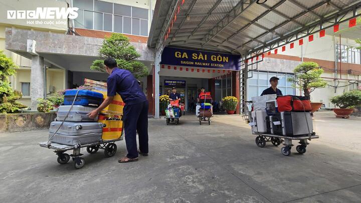 Cảnh kh&aacute;c lạ: Cửa ng&otilde; TP.HCM th&ocirc;ng tho&aacute;ng bất ngờ ng&agrave;y 27 Tết- Ảnh 1.