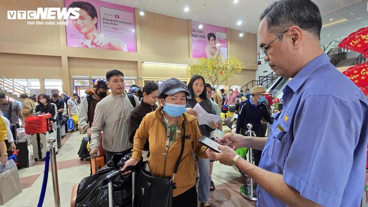 Cảnh kh&aacute;c lạ: Cửa ng&otilde; TP.HCM th&ocirc;ng tho&aacute;ng bất ngờ ng&agrave;y 27 Tết- Ảnh 6.