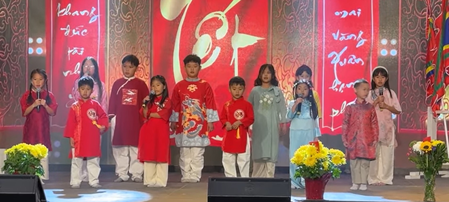 Sắc xu&acirc;n rạng rỡ trong những hội chợ Tết Việt nơi xứ người- Ảnh 3.