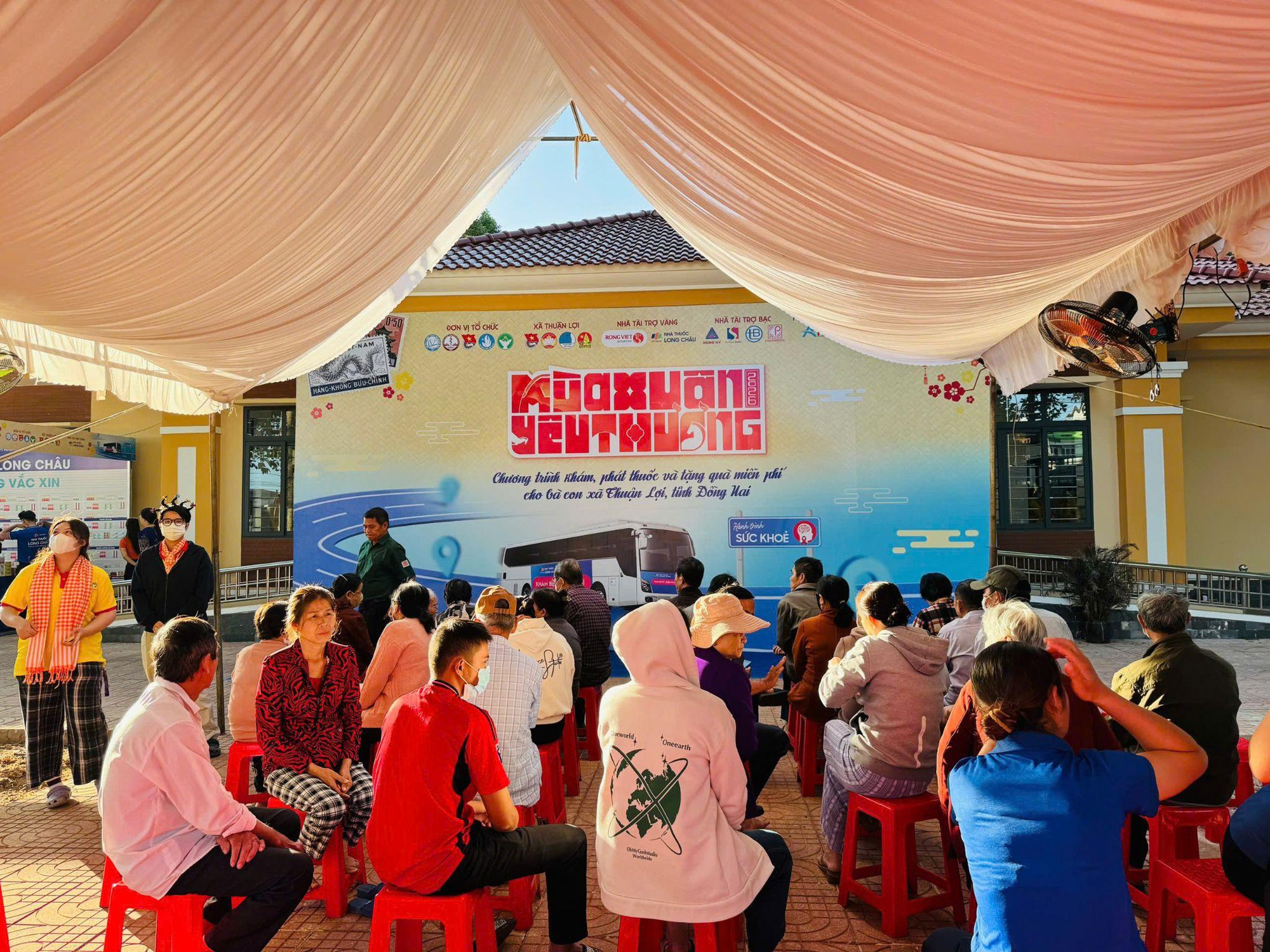 Đưa Tết ấm đến gần hàng nghìn hoàn cảnh khó khăn: Hành trình tiếp nối lan tỏa yêu thương của Long Châu trong mùa xuân 2026- Ảnh 11. Đưa Tết ấm đến gần hàng nghìn hoàn cảnh khó khăn: Hành trình tiếp nối lan tỏa yêu thương của Long Châu trong mùa xuân 2026- Ảnh 11.