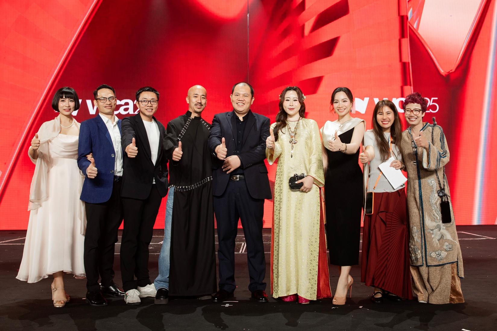 Cận cảnh sự kiện gặp gỡ của những người tiên phong kiến tạo sự phát triển Việt Nam- Ảnh 6. Cận cảnh sự kiện gặp gỡ của những người tiên phong kiến tạo sự phát triển Việt Nam- Ảnh 6.