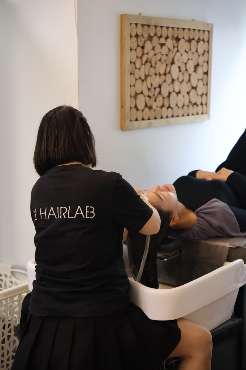 Gội đầu ở Việt Nam đỉnh như 1 m&ocirc;n nghệ thuật: Kỳ c&ocirc;ng, b&agrave;i bản, cả thế giới kh&ocirc;ng sao ch&eacute;p nổi- Ảnh 6.