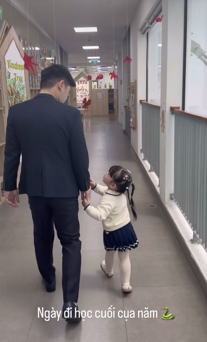 D&acirc;u h&agrave;o m&ocirc;n Đỗ Mỹ Linh miệt m&agrave;i l&agrave;m việc gi&aacute;p tết , &aacute;i nữ Chủ tịch H&agrave; Nội FC l&agrave;m 