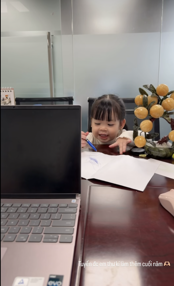 D&acirc;u h&agrave;o m&ocirc;n Đỗ Mỹ Linh miệt m&agrave;i l&agrave;m việc gi&aacute;p tết , &aacute;i nữ Chủ tịch H&agrave; Nội FC l&agrave;m 