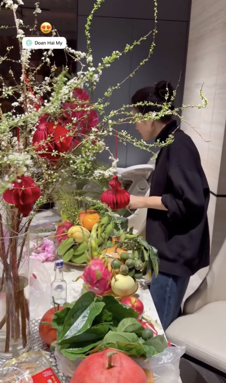 C&ograve;n ai đảm đang hơn Do&atilde;n Hải My, Văn Hậu tự h&agrave;o khoe vợ cặm cụi b&agrave;y m&acirc;m ngũ quả Tết trong căn biệt thự- Ảnh 2.