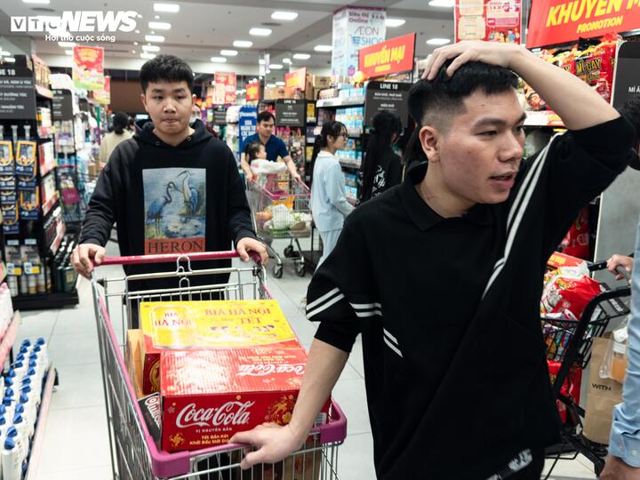 Người d&acirc;n &ugrave;n &ugrave;n mua sắm Tết, si&ecirc;u thị ở H&agrave; Nội 'kh&ocirc;ng lối tho&aacute;t'- Ảnh 11.