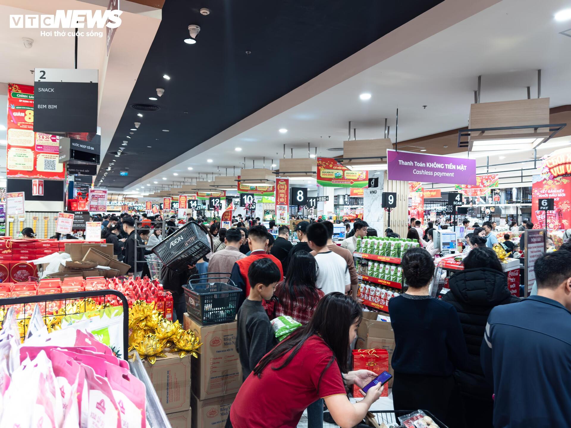Người d&acirc;n &ugrave;n &ugrave;n mua sắm Tết, si&ecirc;u thị ở H&agrave; Nội 'kh&ocirc;ng lối tho&aacute;t'- Ảnh 15.