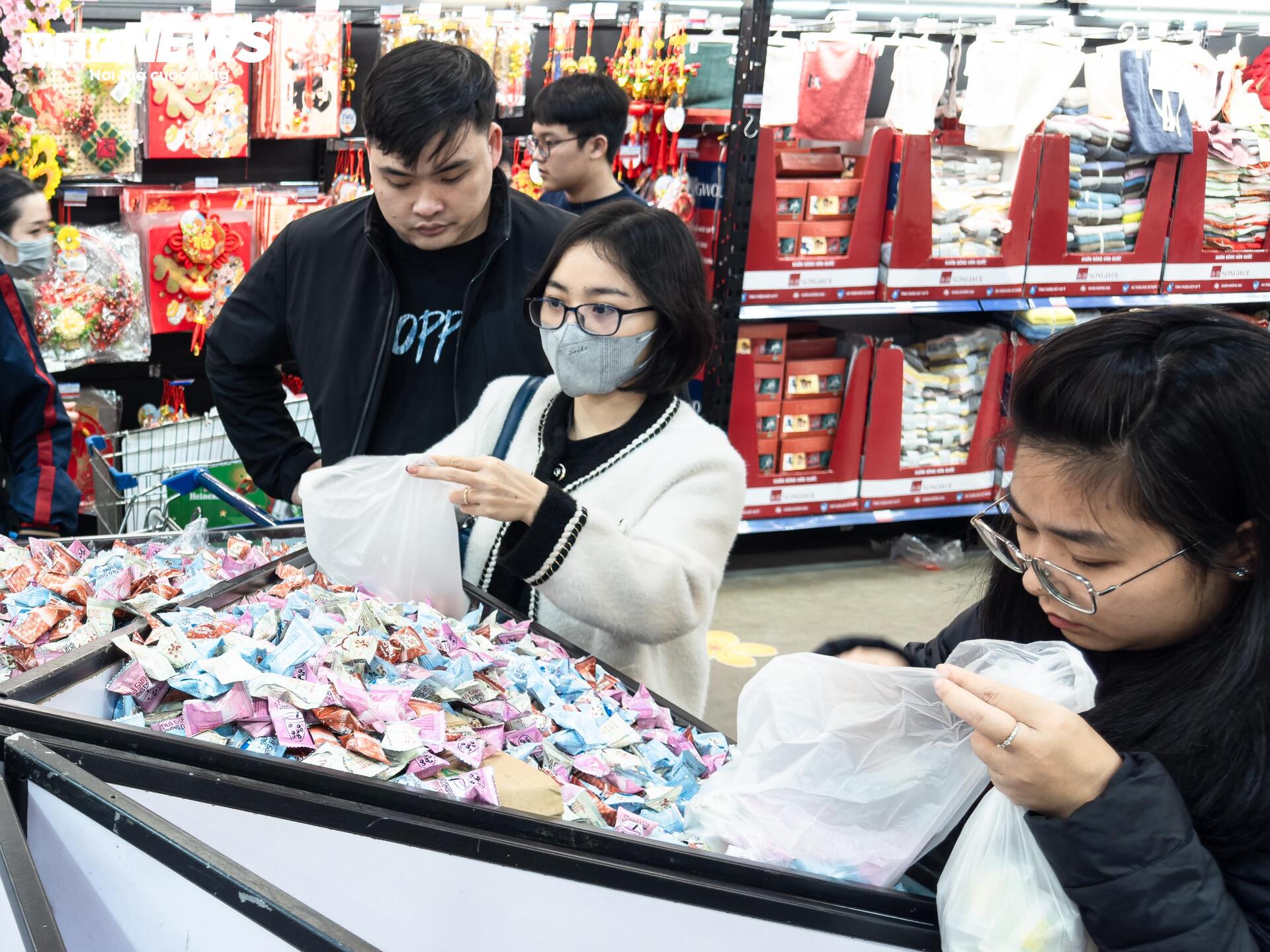 Người d&acirc;n &ugrave;n &ugrave;n mua sắm Tết, si&ecirc;u thị ở H&agrave; Nội 'kh&ocirc;ng lối tho&aacute;t'- Ảnh 18.