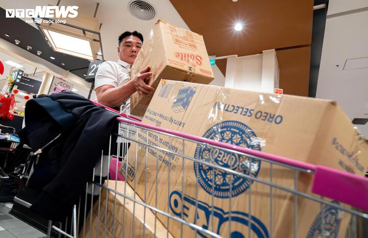 Người d&acirc;n &ugrave;n &ugrave;n mua sắm Tết, si&ecirc;u thị ở H&agrave; Nội 'kh&ocirc;ng lối tho&aacute;t'- Ảnh 10.